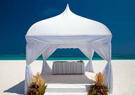 Nicht nur eine hochzeit am strand, auch eine hochzeit am see gehört zu den raumvorstellungen vieler paare. Heiraten Am Strand Tipps Ideen Orte Fur Die Strandhochzeit