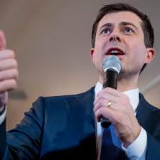 Sanders och Buttigieg jämsides efter röstkaos