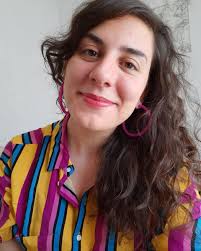 Daniela Céspedes de @pliegue nos hablará acerca de "New age:  despolitización, psicologización del malestar y distopía". Co-creadora y  directora creativa de Pliegue. Psicóloga UC, con estudios en estética y  cursando Master en