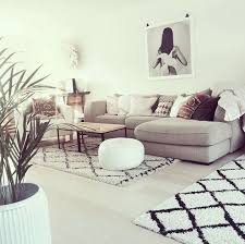 beige bank met salontafel en berber vloerkleden luxury living room stylish home decor luxe interiors