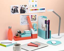 From colorful accessories to inspirational prints, check out these 10 cubicle decor ideas that will brighten up your workday. Use Simple Fun Diy Cubicle Decor Ideas To Emphasize Your Desk Homesthetics Inspiring Ideas For Your Home