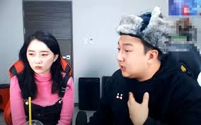 Provides a report on the performance of the 지윤호 channel's subscriber ranking, average views, super chat revenue, and paid advertising content. Gftzxxi4ztv9cm