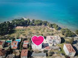 Das schöne renaissancehaus liegt am hafen und ihm zu ehren wurde dort auch eine gedenktafel errichtet. Ferienwohnungen Fazana Top Unterkunft Fazana Kroatien