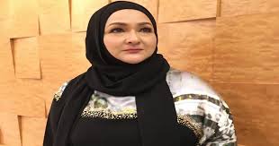 Anak tiri penerbit dan pelakon terkenal datuk ziela jalil yang dikenali dengan nama najwa memohon. Ziela Jalil Teruja Dapat Cucu Kool Fm