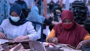 Fc sepatu lamongan, kabupaten lamongan. Tinjau Pabrik Sepatu Kulit Kustini Mencoba Membuat Sepatu Times Indonesia