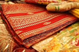 Alat tenun tanpa mesin merupakan peralatan khusus yang digunakan untuk menghasilkan tenun ikat. Tradisi Tenun Songket Pandai Sikek Khas Sumatra Barat
