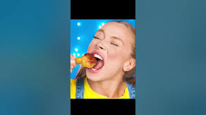 Pollo comiendo lentamente.