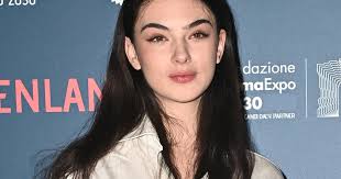 Deva Cassel en noir et blanc pour défendre son histoire d'amour, un look  qui rappelle ceux de sa maman Monica Bellucci