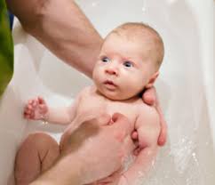 Im wasser lernen sie, ihre bewegungen zu koordinieren, und können gleichzeitig entspannen; Baby Baden Das Baby 1x1 Babyartikel De Magazin