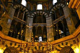 (i.) sekiz köşe ve kenarlı şey veya şekil, sekizgen; Aachener Dom Unesco Welterbestatte Objektansicht