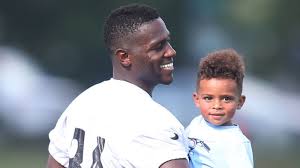 He became a daddy for the first time to his adorable son antonio brown jr. Watch Antonio Brown S Son Rock Raiders Helmet After Dad Traded To Oakland