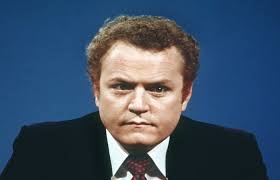 Отец мальчика работал фермером, а мать была домохозяйкой. Oyoqbaenregbqm