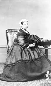 Находилась на престоле 63 года, семь месяцев и два дня, до сих пор осталась монархом. Po Sledam Korolevy Viktorii V Shvejcarii Shvejcarskie Novosti Na Russkom Yazyke