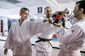 Mergi, vizitezi, cunosti instructorii, vezi daca socializezi bine cu ei si daca va potriviti ca personalitate, fapt extrem de. Am Vorbit Cu Femei Care InvaÈÄ SÄ Se Apere De Violatorii Èi Agresorii Din BucureÈti