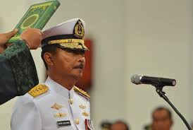 Kepala kepolisian indonesia jendral, polisi sutarman dan kepala staf angkatan darat, jendral tni gatot nurmantyo dan beberapa petinggi lainya mendapatkan penghargaan kehormatan hiu kencana. Ksal Ksau Hingga Ketua Dpr Diganjar Brevet Hiu Kencana Merahputih