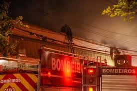 Corpo de bombeiros recebeu a ocorrência às 18h04 e, de acordo com o órgão, 11 viaturas estão. Hydndz31gvndjm