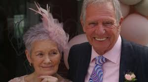 Cymorth i farw: 'Dwi ddim isio nhw gofio fi yn y cyflwr yma'