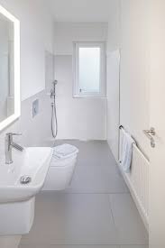 Badewannen mit niedriger einstiegs­höhe, alter­nativem tür­einstieg oder liftsystem ; Barrierefreies Duschvergnugen Bundesbaublatt