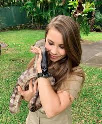 Nicknamed the crocodile hunter, irwin. Emotional Bindi Irwin Gedenkt Ihres Papas An Ihrer Hochzeit Promiflash De