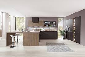 Einbauküchen mit kochinsel sind die wohl modernste form der küchengestaltung und bieten eine enorm hohe funktionalität. Kuche Mit Kochinsel Und Sitzgelegenheit
