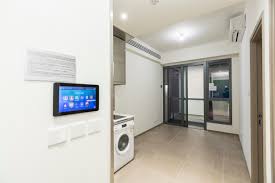 作為回應政府房屋政策新措施而推出的「港人首次置業」的先導項目，「煥然懿居」為不符合申請居者有其屋(居屋)資格，又未能負擔私營房屋的較高收入人士及家庭提供置業選擇，回應他們的置業期望。 本網站 www.eresidence.hk 如被視為廣告則本告示適用。 發展項目名稱：煥然懿居. æ–°èžç™¼ä½ˆ å‚³åª'ä¸­å¿ƒ å¸‚å€é‡å»ºå±€ Ura