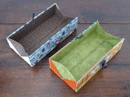 Bonjour A Tous Voila Encore Une Boite Que L On Trouve Souvent Photographiee Sur Pinterest Et En Vente S Cartonnage Et Compagnie Cartonnage Cartonnage Boite