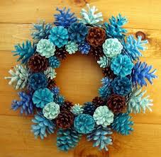 Diferente Mas Bonita Corona De Navidad In 2020 Christmas Crafts Christmas Wreaths Painted Pinecones