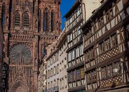 Die turmfassade besteht aus einer zweiten außenfassade, die über und über mit filigranem mauerwerk. Das Strassburger Munster Strasbourg Visit Alsace