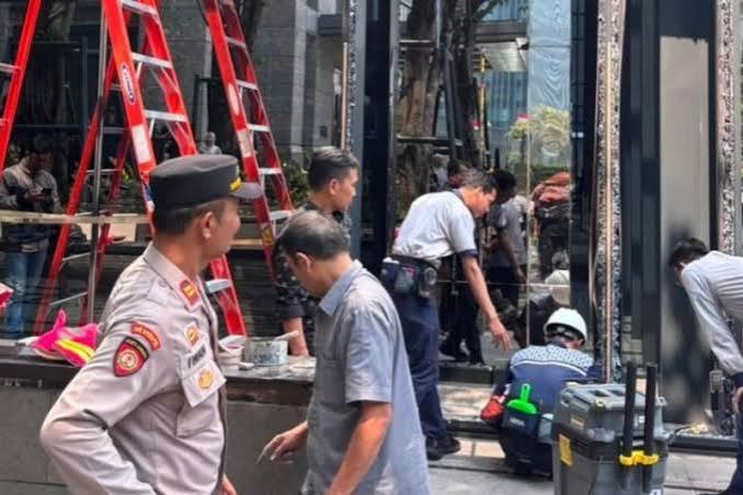 Pengemudi Salah Injak Pedal, Mobil Listrik Tabrak Kaca Gedung di SCBD - Kabar6.com