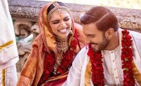 Deepika Padukone And Ranveer Singh S Wedding Pics Stunning Karan Johar S Reactions Priceless Wedding Pics Deepika Padukone Indian Wedding Garland