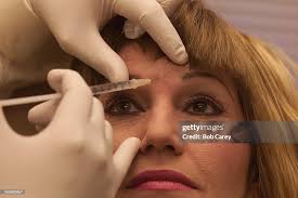 Kimberly Horowitz gets botox shots from Dr. Stuart Kaplan in Kaplan's...  News Photo
