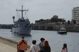 Chasseur De Mines Dans Le Chenal Du Port Des Sables D Olonne Les Sables D Olonne Chasseurs Portes
