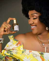 Onyinye's glow tells a story, sweet, soft, and full of joy. 💛 Oh Sweet!  Dulce de Leche keeps her radiant all day. ✨ We're curious… what's your  secret scent? #OriflameNigeria #OhSweet #Fragrance