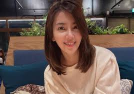 許藍方（1984年2月6日 － ），台灣芳療師、女藝人、主持人 、youtuber。 臺北醫學大學護理學博士，研究領域為芳療情緒諮商、健康管理諮詢、肝膽腸胃暨新陳代謝科、男性尿失禁、性功能障礙等。. Yl0 Zpygawrpom