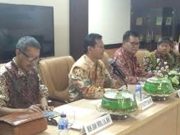 Yang dimaksud sarjana teknik disini meliputi kuliah jurusan teknik sipil, arsitektur, mesin, elektro, listrik, dan sejenisnya. Baru Penulisan Gelar D3 Teknik Mesin