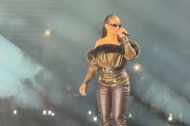 Jay-Z faz Rihanna subir ao palco em show, e artista brinca: 'Estou meio enferrujada'