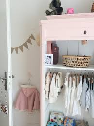 Cette vidéo montre une petite fille qui chante du death metal dans sa cuisine. Sa Petite Chambre De Petite Fille Joli Tipi