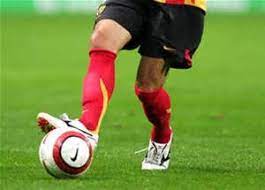 Fungsi teknik dasar sepak bola adalah sebagai modal bagi setiap pemain bermain sepak bola. Cara Menahan Bola Dalam Permainan Sepak Bola Edukasi Center Edukasi Center