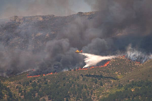 Wildfires in France and Spain Drive Tens of Thousands From Their Homes - The New York Times