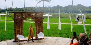 Dengan ketersediaan fasilitas tersebut maka wisatawan yang datang pun berasal dari hampir semua kalangan. Svargabumi Wisata Tengah Sawah Dengan Spot Instagramable Halaman All Kompas Com