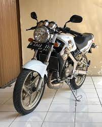 Blok mesinnya beda, krr 1878 power sedikit lebih gede, rr 1855 lebih ngejar akselerasi dan emisi buang supaya dapet euro2. Aldy Prastya M Ninja R 2011 Putih Ninjar Facebook