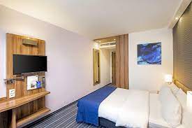 With a stay at holiday inn express hamburg st pauli messe, you'll be centrally located in hamburg, steps from reeperbahn and 12 minutes by foot from st. Holiday Inn Express Hamburg St Pauli Messe Deutschland Kontakt