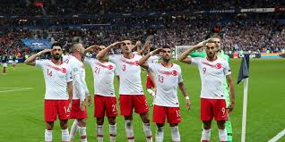Ministerpräsident markus söder setzte ein zeichen: Fussball Turkische Spieler Salutieren Bundesliga Profis Weigern Sich Focus Online
