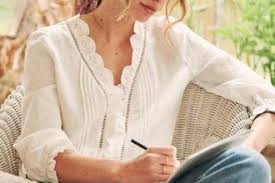 Comment Adopter La Meilleure Garde Robe Quand On A Depasse Les 60 Ans En 2020 S Habiller Bien Habillee Mode