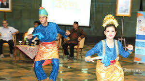 Tarian klasik ini mula di direkodkan dipersembahkan di istana di empayar riau dan tarian inang merupakan versi moden bagi tarian tradisional rakyat iaitu tarian mak inang.tarian mak inang atau juga dikenali sebagai tarian si. 10 Contoh Tari Daerah Berpasangan Mulai Tari Piring Hingga Tari Golek Menak Halaman All Tribunnews Com Mobile
