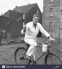Fussball Trainer Otto Rehhagel In Seinem Fruheren Job Als Maler Mit Fahrrad Und Burste 1960 In Essen Stockfotografie Alamy