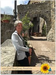 Karen Smith Is A Happiness Officer She And Her Husband Purchased A Breathtaking Villa In Italy Called Rocca Di Benano Karen Smith Karen Villas In Italy