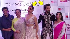 Deepika Padukone Ignores Ex Boyfriend Ranbir Kapoor At Mijwan Fashion Show 2018 Youtube