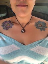 Placement et dessins des tatouages de fleur de lotus. Exemple Tatouage Fleur De Lotus Femme Sur Chaque Epaule Tatouage Femme