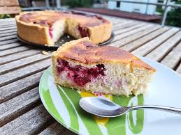 Fouettez le fromage à la crème et le fromage blanc et ajoutez le sucre, la farine, le zeste de citron, la poudre de vanille, puis les oeufs, le jaune et la crème en mélangeant bien entre chaque ingrédient. Recette De Tarte Au Fromage Blanc Et Framboises Miss Elka